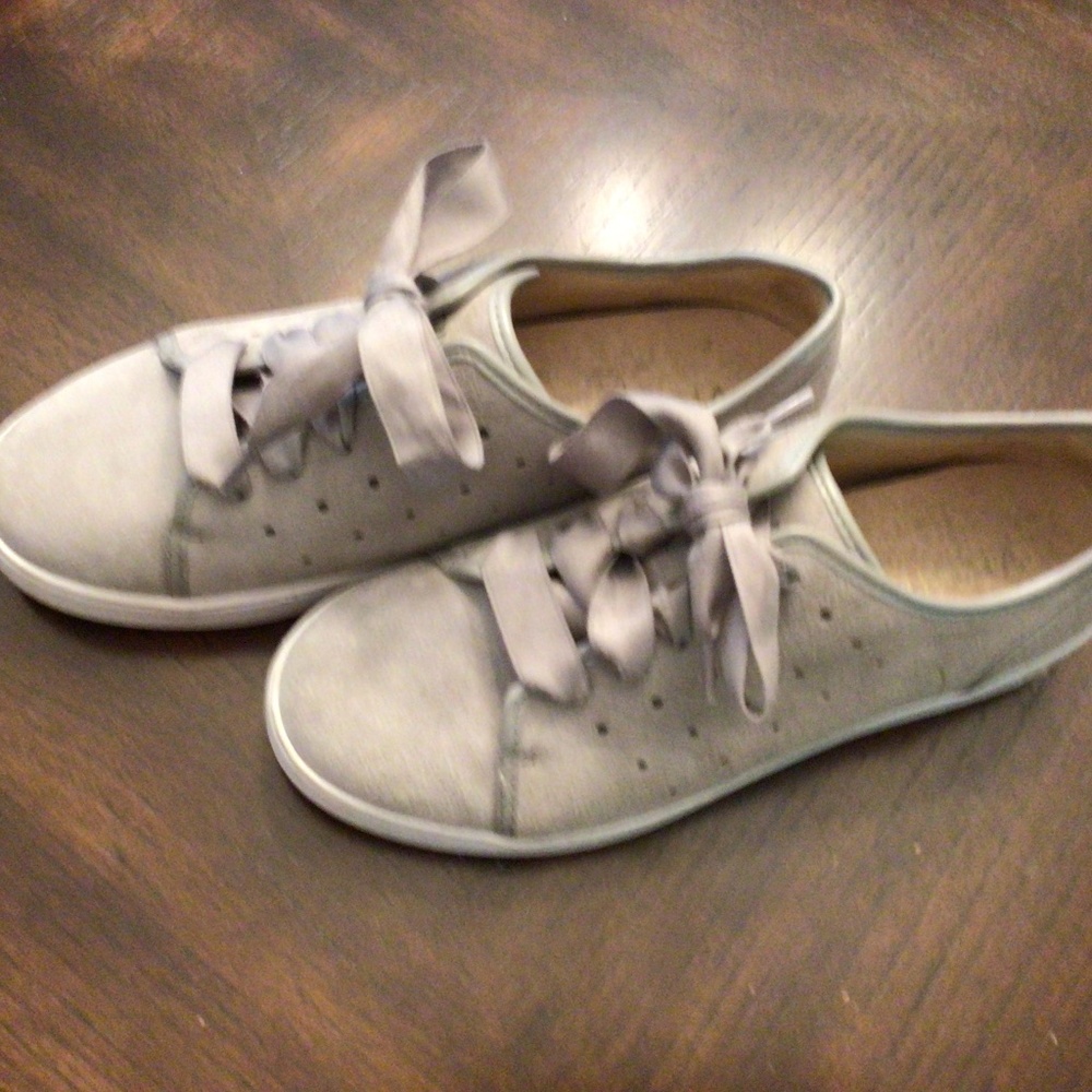 Women’s size 6 Vionic casual sneakers